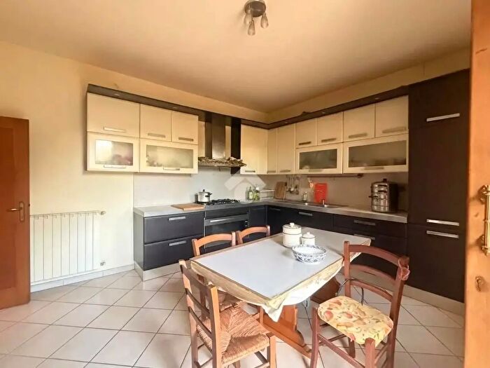 Appartamento con 10 locali in vendita in Via Isola di Lero, Prato