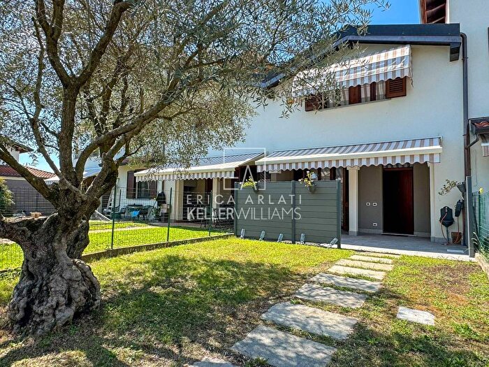 Casa quadrilocale in vendita in Via Monte Bianco, Uggiate Trevano, Uggiate con Ronago