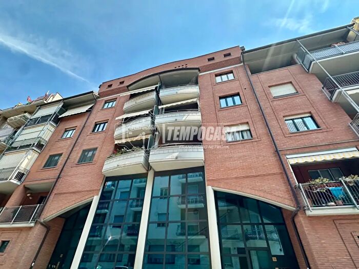 Appartamento con 5 locali in vendita in Via Bussoleno, Torino
