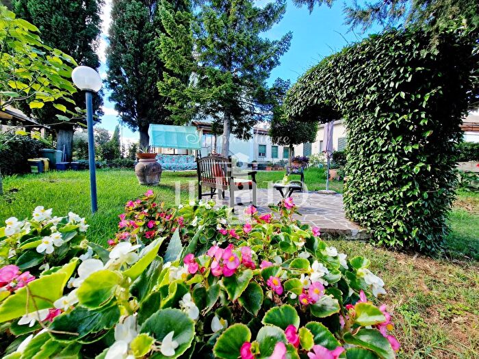 Casa con 9 locali in vendita in Cattani Cavalcanti, Signa