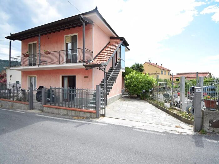 Appartamento trilocale in vendita in Via Grillarine, Diano Arentino