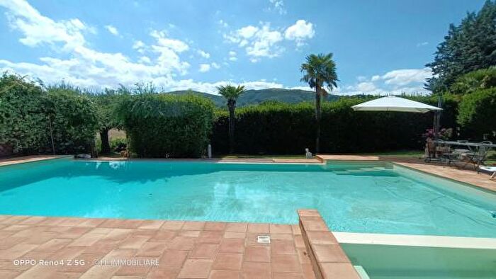 Casa con 6 locali in vendita in Cingoli