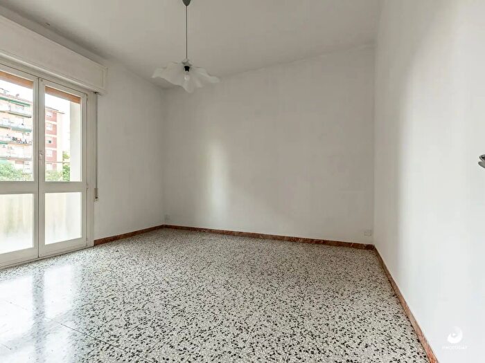 Appartamento con 6 locali in vendita in Via Massa Carrara, Bologna