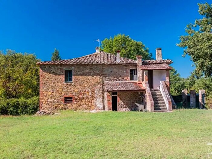 Casa con 6 locali in vendita in Via del Calcione, Lucignano