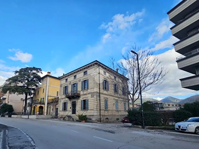 Casa con 12 locali in vendita in Viale Cesare Battisti, Foligno