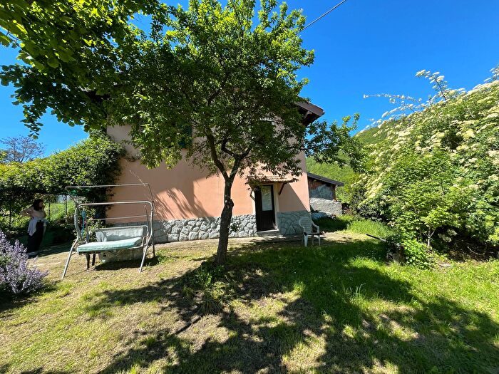 Casa con 8 locali in vendita in Via Ciosa, Davagna