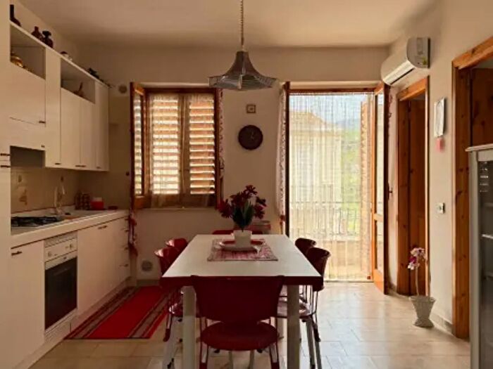 Appartamento trilocale in vendita in Via Giuseppe Garibaldi, Oliveri