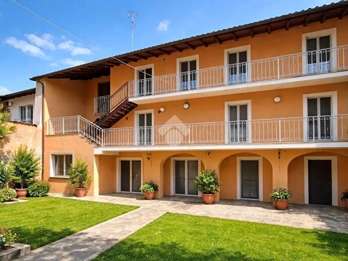 Casa con 9 locali in vendita in Via Papa Giovanni XXIII, Villa Di Serio