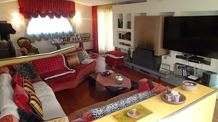 Casa con 12 locali in vendita in Cascina