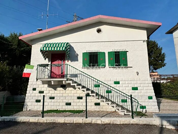 Casa con 7 locali in vendita in Via Battaglione Stelvio, Vicenza