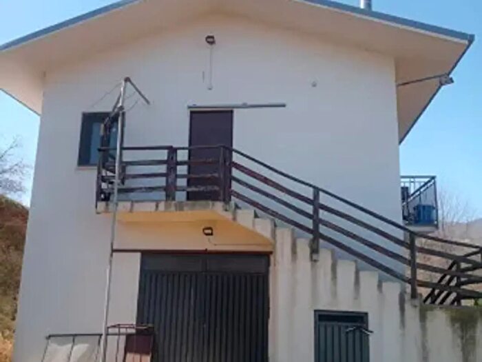 Casa quadrilocale in vendita in Contrada Castiglione Snc, Abriola