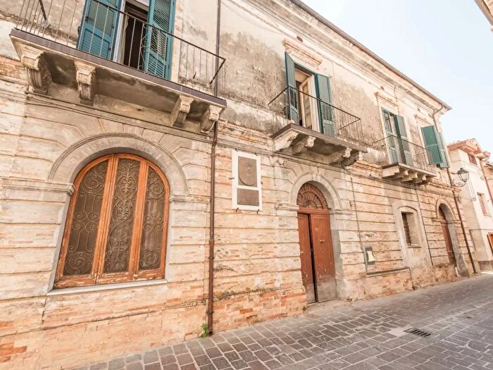 Casa con 14 locali in vendita in Ortona