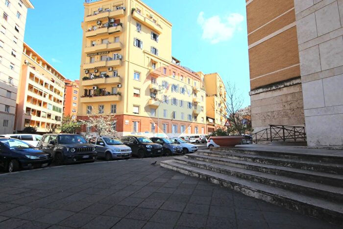 Appartamento trilocale in vendita in Via Sanremo, Roma