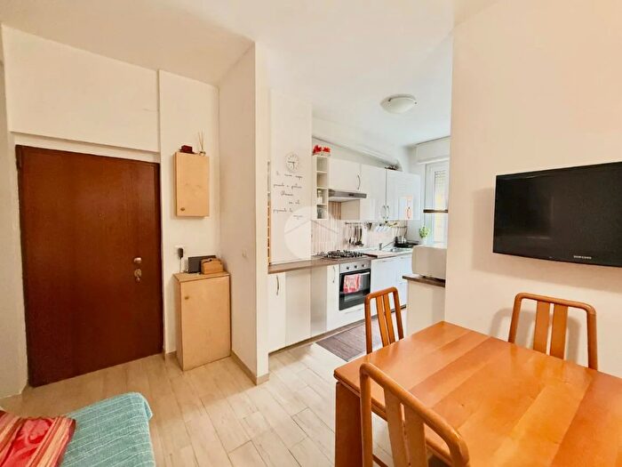 Appartamento quadrilocale in vendita in Via Lorenteggio, Milano