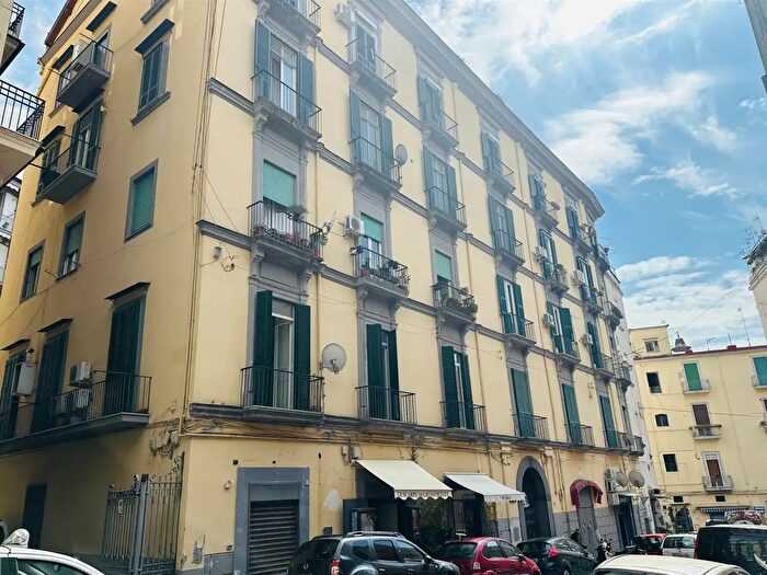 Appartamento con 5 locali in affitto in Napoli