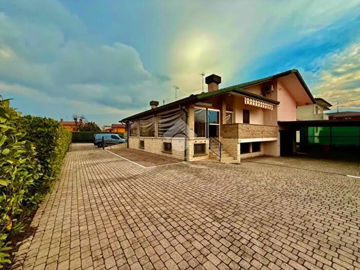 Casa con 5 locali in vendita in Via Papa Luciani, Veggiano