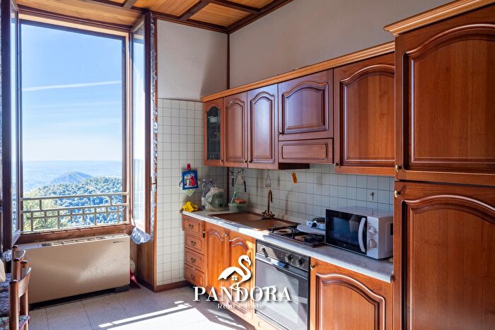 Appartamento trilocale in vendita in Via Imborgnana, Cuasso Al Monte