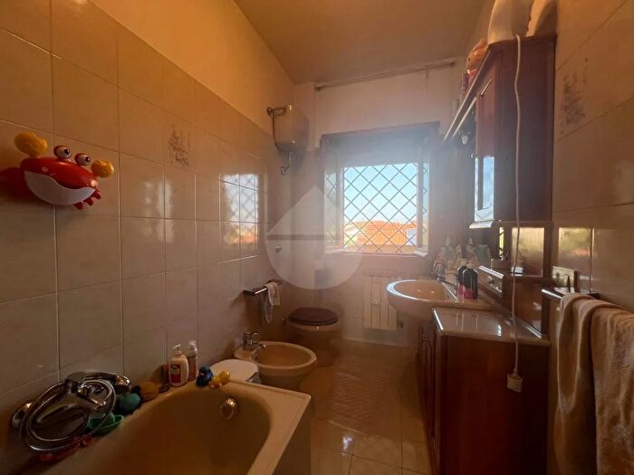 Casa con 6 locali in vendita in Pomezia