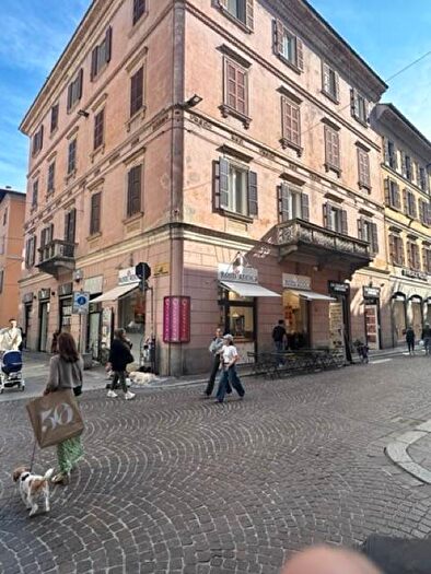 Appartamento con 5 locali in affitto in Vicolo Enrico Novaria, Centro Storico, Pavia