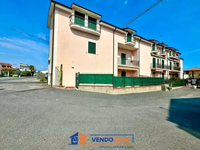 Appartamento trilocale in vendita in Via Como, Loano