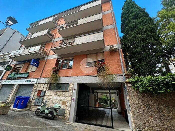 Appartamento trilocale in vendita in Via Luigi Brigiotti, Teramo