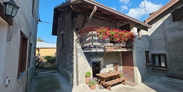 Casa quadrilocale in vendita in Via Tito Speri, Corteno Golgi