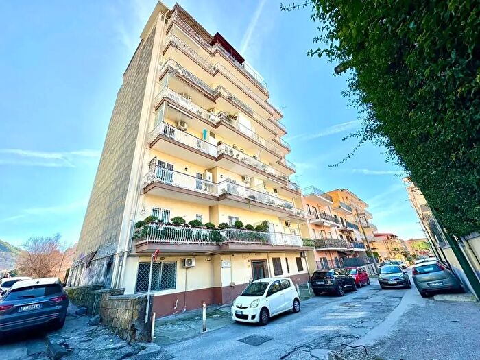 Appartamento trilocale in vendita in Via Artemisia Gentileschi, Napoli