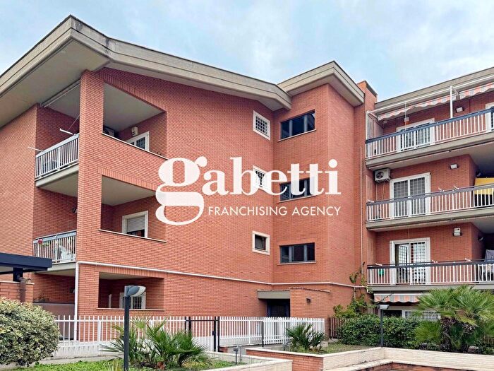 Appartamento quadrilocale in vendita in Via Nicandro, Roma