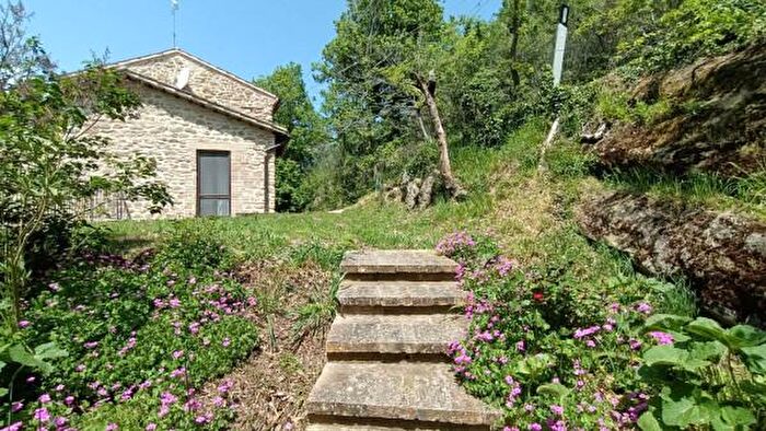 Casa con 6 locali in vendita in Matelica