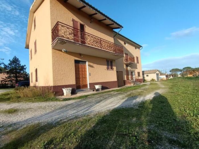 Casa con 6 locali in vendita in Treia