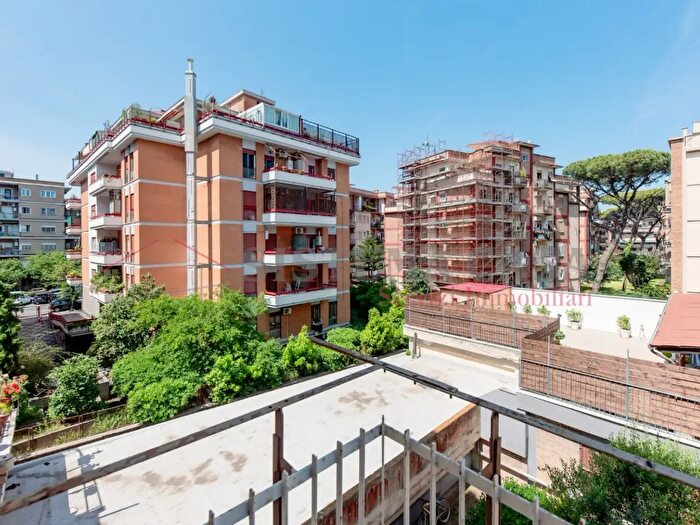 Appartamento trilocale in vendita in Via delle Fiamme Gialle, Roma