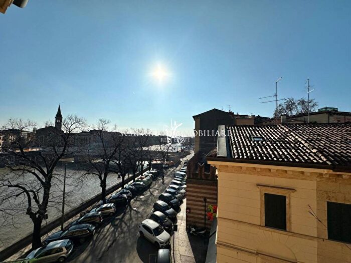 Appartamento trilocale in affitto in Via Sottoriva, Centro Storico, Verona