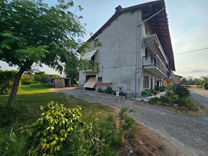 Casa con 7 locali in vendita in Via Gaggiolo, Oleggio