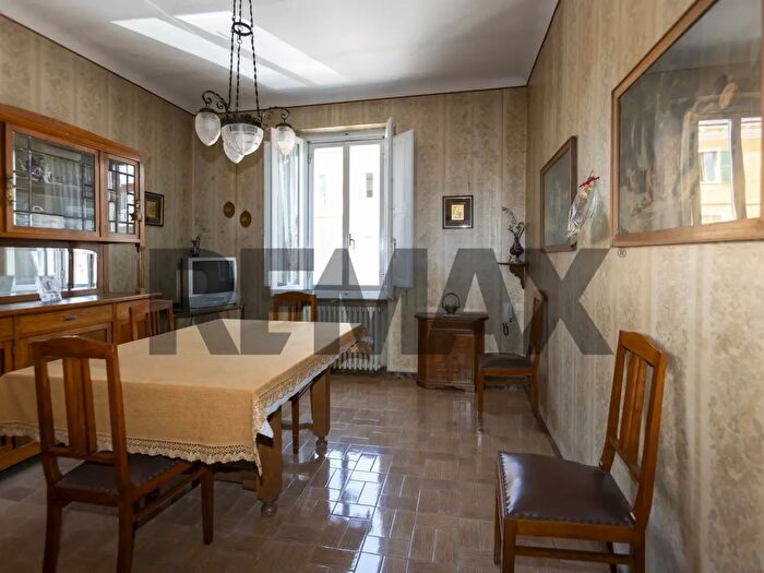 Casa con 9 locali in vendita in Via Fiume, Jesi