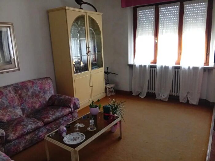 Casa con 8 locali in vendita in Cascina