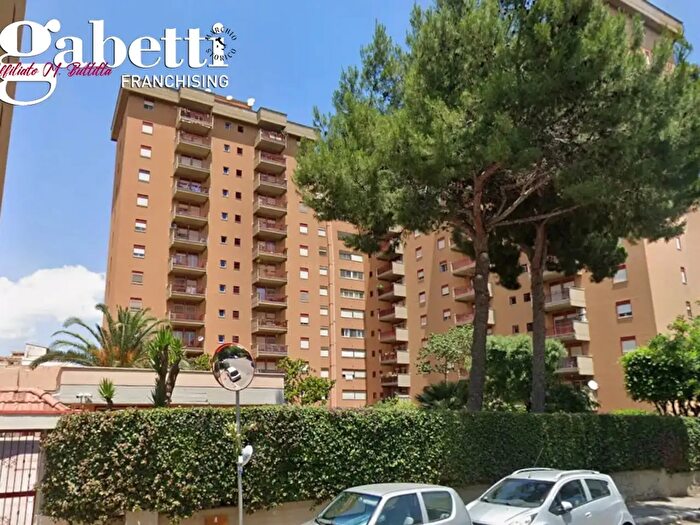 Appartamento con 6 locali in vendita in Via dei Fiori, Palermo