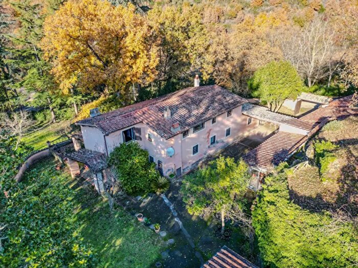 Casa con 7 locali in vendita in Strada Due Casali, Viterbo