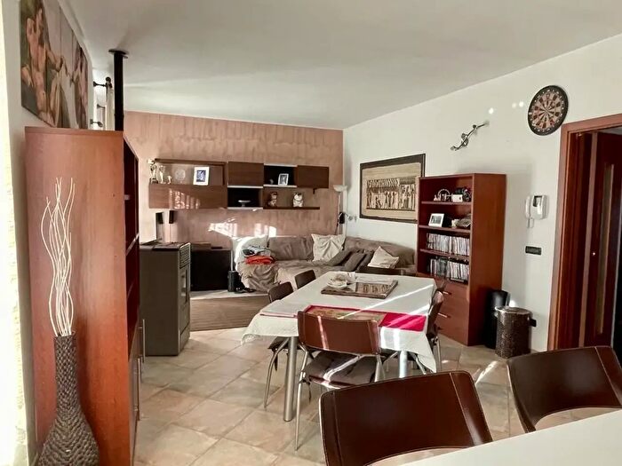 Appartamento trilocale in vendita in Via del Fontanone, Azzate
