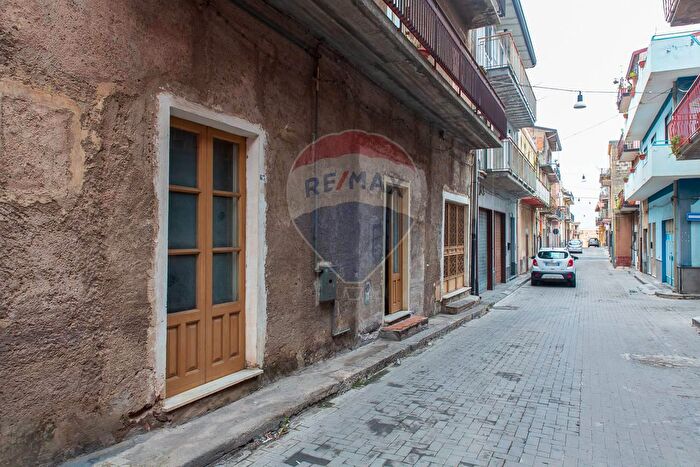 Casa con 6 locali in vendita in Via Tenente Milazzo, Biancavilla