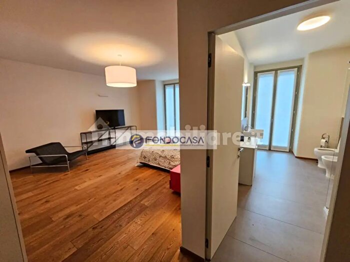 Appartamento quadrilocale in vendita in Via Rutilia, Milano