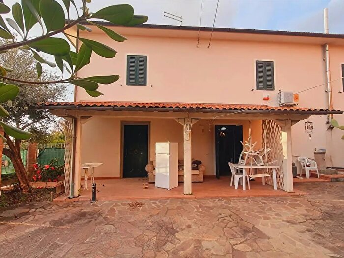 Casa con 5 locali in vendita in Via di Centi, Montecarlo
