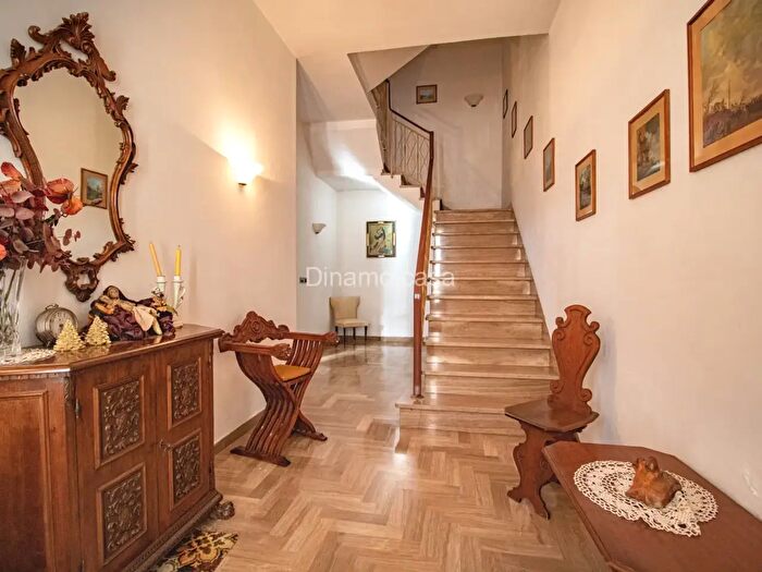 Casa con 5 locali in vendita in Prato