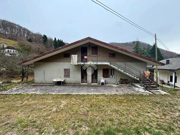 Casa con 11 locali in vendita in Via Cansiglio, Fregona