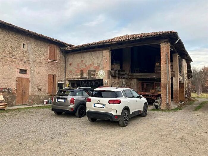 Casa con 18 locali in vendita in Vignola