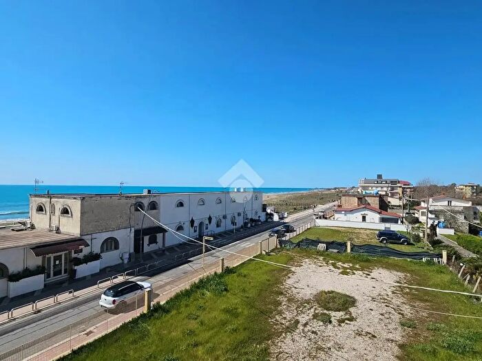 Appartamento trilocale in vendita in Strada Lungomare, Latina