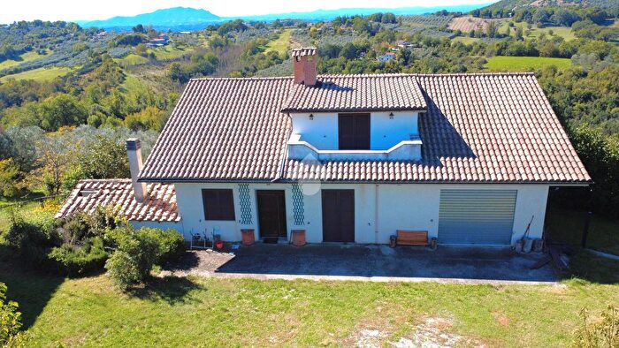 Casa con 6 locali in vendita in Vocabolo San Martino, Torri In Sabina