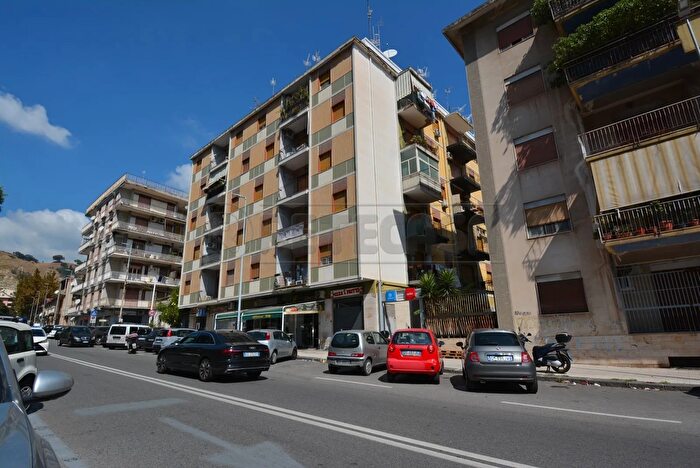 Appartamento quadrilocale in vendita in Via Pietro Castelli, Messina