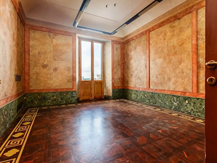 Appartamento con 5 locali in vendita in Salita San Nicola da Tolentino, Roma