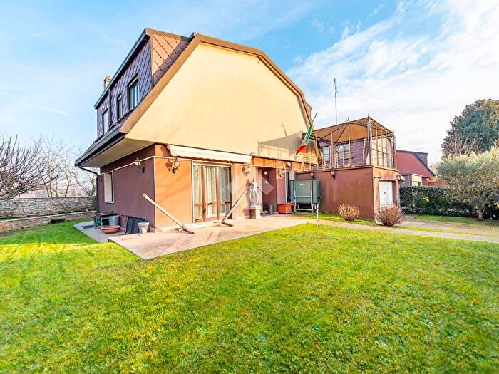 Casa quadrilocale in affitto in Via Campo Gallo, Centro, Arese