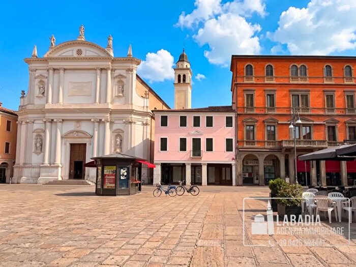 Appartamento trilocale in vendita in Piazza Vittorio Emanuele II, Badia Polesine
